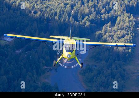 Ein de Havilland Canada DHC-2 eBeaver, der von Harbour Air betrieben wird, wird 2025 auf der Abbotsford International Airshow in Kanada im Air-to-Air-Flug gefangen genommen. Das Flugzeug ist als C-FJOS registriert und nutzt ein von magniX entwickeltes elektrisches Antriebssystem. Die Flugvorführung zeigt die Leistung einer elektrisch betriebenen Version des Beaver in einer öffentlichen Luftfahrt-Veranstaltung. Stockfoto
