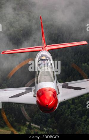 Luftbild des nordamerikanischen P-51D Mustang, Kennzeichen NL551D, MSN 1364, aufgenommen während des Fluges auf der Abbotsford International Airshow in Kanada, 2025. Die Abbildung zeigt den Piloten im Cockpit, im Rumpf, in den Flügeln, an den Heckflächen und am Propeller. Die Kontrollflächen des einmotorigen Tiefflügels, das aerodynamische Design und die Flughaltung werden während der Flugshow faktisch dokumentiert. Stockfoto