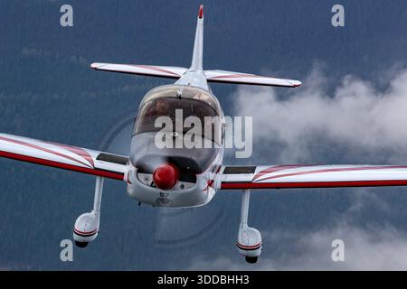 Das Foto zeigt ein Kunstflugzeug Mudry CAP 10B mit der Zulassung C-FCXX, das 2025 während der Abbotsford International Airshow in Kanada in einer Luft-Luft-Nahaufnahme aufgenommen wurde. Der Pilot ist im Cockpit unter dem klaren Vordach sichtbar. Das Bild zeigt die Tiefflügelanordnung des Flugzeugs, den Einkolbenmotor mit Propeller und den stromlinienförmigen Rumpf, der während einer organisierten Flugschau einen Moment während des Fluges dokumentiert. Stockfoto