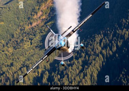 Die Zivko Edge 540 mit der Zulassungsnummer N540SG wird auf der Abbotsford International Airshow, Kanada, 2025 im Luft-Luft-Flug mit einer Nahaufnahme des Piloten gezeigt. Das Flugzeug ist ein einmotoriges Kunstflugzeug mit niedrigem Flügel und symmetrischem Tragflächendesign, das die Kontrolle, Sichtbarkeit und Manövrierfähigkeit des Piloten für präzise Kunstflugmanöver betont. Stockfoto