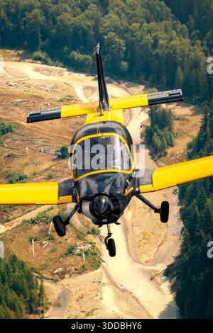Ein Scottish Aviation Bulldog 120/125A wurde 2025 auf der Abbotsford International Airshow in Kanada gefangen genommen. Das Flugzeug trägt das Kennzeichen C-FHEE, Seriennummer BH120/415, und die Kennzeichnung 415. Das Bild ist in einer Royal Air Force-Displayfarbe gehalten und dokumentiert die äußeren Merkmale und die Präsentation des Flugzeugs während einer öffentlichen Flugschau. Stockfoto