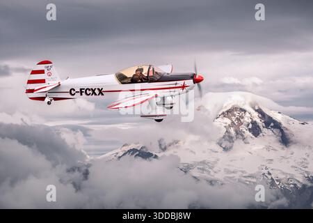 Die Mudry CAP 10B mit dem Kennzeichen C-FCXX ist ein französisches zweisitziges Kunstflug- und Trainingsflugzeug. Es wird 2025 bei der Abbotsford International Airshow in Kanada bei Luft-Luft-Manövern erfasst. Das Flugzeug verfügt über eine Tiefflügel-Konfiguration, Tandem-Cockpit-Sitze, ein festes Fahrwerk und einen Einkolbenmotor. Es ist weit verbreitet für Kunstflugvorführungen, Pilotenunterricht und internationale Flugschau-Demonstrationen und demonstriert die Einsatzfähigkeit und Vielseitigkeit. Stockfoto