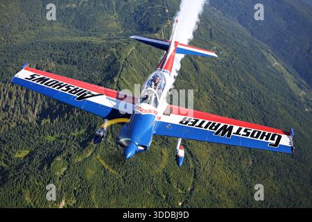 Das Ghostwriter Super Chipmunk Flugzeug, ein modifiziertes de Havilland Chipmunk, registriert N260DC, wird 2025 auf der Abbotsford International Airshow in Kanada in einer Nahaufnahme von Luft zu Luft gefangen genommen. Der Pilot ist im Cockpit sichtbar, während das Flugzeug während einer Skywriting-Anzeige fliegt. Das Bild dokumentiert die Kunstflugkonstruktion des Niederflügels, den kolbenbetriebenen Propellermotor und die Flugzeugkonfiguration, die bei Flugausstellungen verwendet wird. Stockfoto