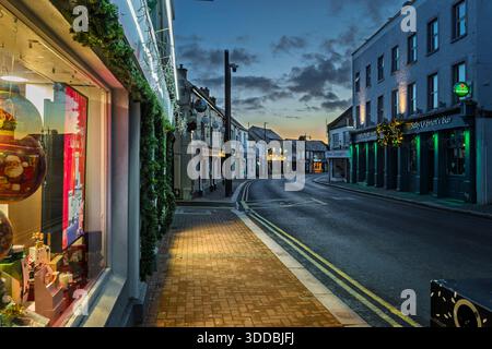 Ruhige Arklow Street mit Weihnachtslichtern, Girlanden und frühmorgendlichem Leuchten historischer Gebäude. Stockfoto