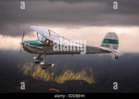 Das Foto zeigt ein Flugzeug der Cessna 140 mit der Eintragungsnummer CF-EKU und der Seriennummer 14027, das bei einem Flug auf der Abbotsford International Airshow in Kanada aufgenommen wurde. Das Flugzeug ist mit seinen hoch angeordneten Flügeln, dem feststehenden Hinterrad-Unterwagen und dem Propellermotor gut sichtbar dargestellt. Dieses Bild zeigt die Teilnahme des Flugzeugs an einer Flugschau 2025 auf. Stockfoto