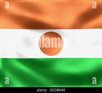 Die schwingende Flagge von Niger zeigt leuchtende Farben in Orange, weiß und Grün, mit einem orangefarbenen Kreis in der Mitte, der den Nationalstolz symbolisiert Stockfoto