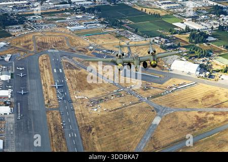 Die P-38L Lightning Aircraft, registriert als N2114L, wird 2025 auf der Abbotsford International Airshow in Kanada gezeigt. Das Flugzeug trägt die historischen Kennungen NX2114L, 427083 und 5781 und ist mit Mandarinennasen-Kunst verziert. Das Bild wurde in einer Luft-Luft-Umgebung aufgenommen und dokumentiert die äußeren Details und das Erscheinungsbild des Flugzeugs während einer öffentlichen Flugschau. Stockfoto