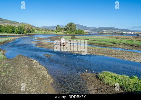 Blick auf den Fluss Traba und die Mündung Muros und Noya in der Stadt Noya (Noia), Provinz A Coruna, Galicien, Nordwesten Spaniens Stockfoto