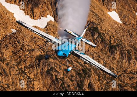 Auf der Abbotsford International Airshow im Jahr 2025 wird die Zivko Edge 540, registriert N540SG, während des Luft-Luft-Fluges aus der Nähe fotografiert. Dieses einmotorige Kunstflugzeug verfügt über eine Tiefflügel-Konfiguration, einen Verbundrumpfkörper, einen Propellermotor und vollständige Steuerflächen. Das Bild erfasst das Cockpit-Layout, Fluginstrumente, Propellerbewegungen, Flügel- und Heckflächen sowie aerodynamische Manövrieren für Kunstflugvorführungen und öffentliche Ausstellungen. Stockfoto