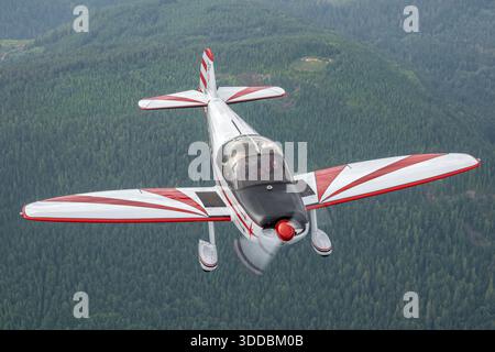 Die Mudry CAP 10B mit dem Kennzeichen C-FCXX ist ein zweisitziges französisches Kunstflugzeug. In einer Nahaufnahme der Pilotenansicht führt er während der Abbotsford International Airshow 2025 in Kanada Luft-Luft-Manöver durch. Das Flugzeug verfügt über eine Tiefflügel-Konfiguration, Tandem-Cockpit-Sitze, ein festes Fahrwerk und einen Einkolbenmotor. Es ist weit verbreitet für Kunstflugvorführungen, Pilotenunterricht und internationale Flugschau-Demonstrationen. Stockfoto