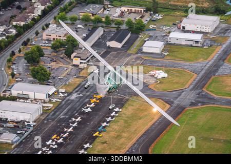 Ein Cessna 140-Leichtflugzeug, das mit der Seriennummer 14027 registriert ist, wird auf der Abbotsford International Airshow in Kanada 2025 auf einem Luftbild gezeigt. Das Flugzeug wird während des Fluges gefangen genommen, mit seinen tief montierten Flügeln, einem Propellermotor und einem festen Fahrwerk sichtbar. Das Bild dokumentiert die Teilnahme des Flugzeugs an einer öffentlichen Flugschau mit Schwerpunkt auf Struktur, Markierungen und Flugzustand. Stockfoto