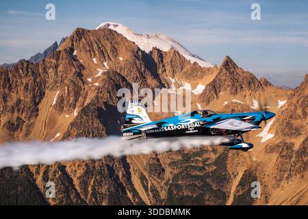 Die Zivko Edge 540, N540SG, wird 2025 auf der Abbotsford International Airshow, Kanada, im Air-to-Air-Flug gefangen genommen und zeigt eine Nahaufnahme des Piloten. Dieses einmotorige Kunstflugzeug verfügt über ein niedriges, symmetrisches Tragflächenprofil und reaktionsfreudige Steuerflächen für hochpräzise Kunstflugmanöver und öffentliche Ausstellungsflüge. Stockfoto