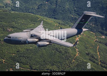 Eine Boeing C-17A Globemaster III der US-Luftwaffe, registriert 99–0166, wird 2025 während einer Air-to-Air-Demonstration auf der Abbotsford International Airshow in Kanada gefangen genommen. Das Flugzeug zeigt Standard-USAF-Farben und strukturelle Merkmale. Das Bild dokumentiert die Manövrierfähigkeit eines strategischen militärischen Transportflugzeugs in einer öffentlichen Flugschau. Stockfoto