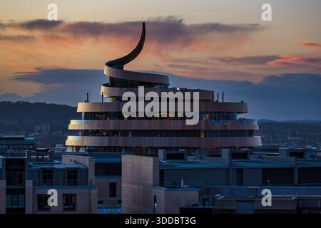 Die ikonische Spirale des W Edinburgh Hotels im St. James Quarter aus dem Calton Hill in Edinburgh, Schottland, Großbritannien Stockfoto