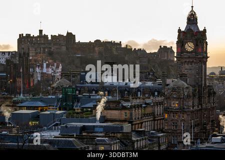 Edinburgh Castle und Balmoral Hotel Uhrenturm in der Abenddämmerung, von Calton Hill in Edinburgh, Schottland, Großbritannien Stockfoto