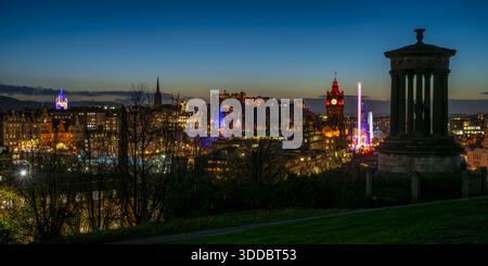 Panoramablick auf das Dugald Stewart Monument und die Skyline der Stadt Edinburgh in der Abenddämmerung vom Calton Hill in Edinburgh, Schottland, Großbritannien Stockfoto