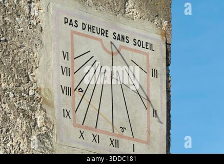 Charroux. Sundial auf dem Glockenturm. Allier-Abteilung. Auvergne-Rhone-Alpes.France. Europa Stockfoto