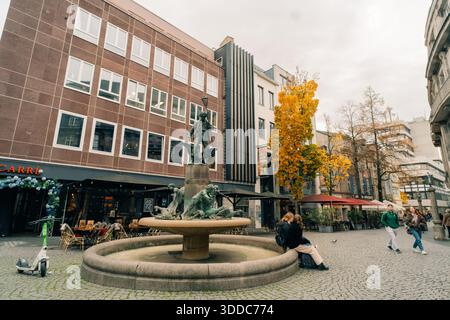 Bonn, Deutschland - 1 okt 2025 Martinsbrunnen. Hochwertige Fotos Stockfoto