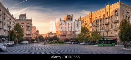 31. Oktober 2025, Tiflis, Georgien: Stadtplatz mit historischer Architektur und Kopfsteinpflaster Stockfoto