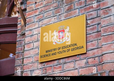31. Oktober 2025, Tiflis, Georgien: Goldenes Schild des Ministeriums für Bildung, Wissenschaft und Jugend auf Ziegelfassade Stockfoto