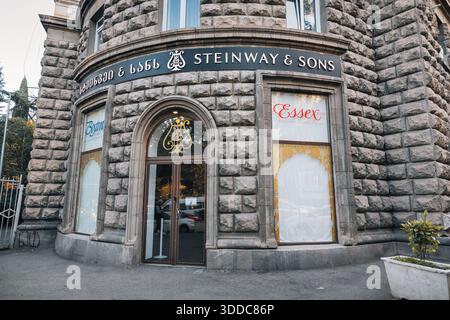 31. Oktober 2025, Tiflis, Georgien: Gebäude mit einem Musikinstrumentenladen mit Markenschildern Steinway und Sons Stockfoto