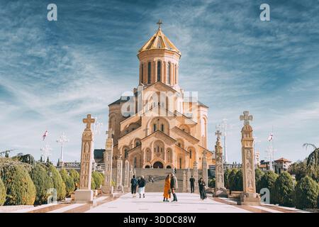 31. Oktober 2025, Tiflis, Georgien: Kathedrale der Heiligen Dreifaltigkeit mit Besuchern des religiösen Wahrzeichens Stockfoto