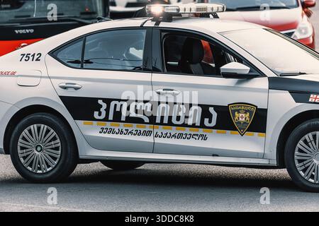 31. Oktober 2025, Tiflis, Georgien: Georgischer Polizeilimousine mit blinkenden blauen Lichtern parkt auf einer städtischen Straße Stockfoto