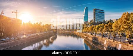 31. Oktober 2025, Tiflis, Georgien: Tbilisss Stadtbild, das den Fluss Kura, moderne Architektur und herbstliche Bäume bei einem wunderschönen Sonnenaufgang einfängt Stockfoto