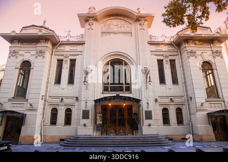 31. Oktober 2025, Tiflis, Georgien: Kunstvolle Jugendstilarchitektur des Marjanishvili-Theaters mit dekorativen Elementen Stockfoto