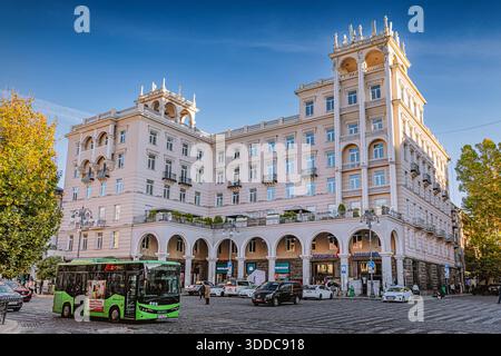 31. Oktober 2025, Tiflis, Georgien: Stadtplatz mit historischer Architektur und Kopfsteinpflaster Stockfoto