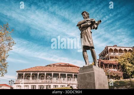 31. Oktober 2025, Tiflis, Georgien: Stehendes Nikoloz Barataschwili-Denkmal mit Blick auf die alte Tbilissi-Architektur und die lebhaften Herbstbäume Stockfoto