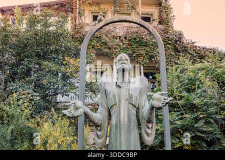 31. Oktober 2025, Tiflis, Georgien: Bronzestatue eines Mannes mit ausgestreckten Händen, eingerahmt von einem Bogen Stockfoto