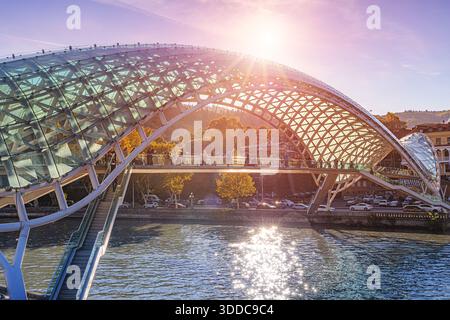 31. Oktober 2025, Tiflis, Georgien: Die ikonische Friedensbrücke aus Glas und Stahl überspannt den Fluss Kura Stockfoto