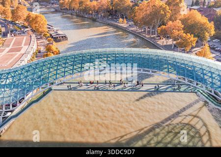 31. Oktober 2025, Tiflis, Georgien: Menschen gehen auf der modernen Fußgängerbrücke des Friedens über den Fluss Kura Stockfoto
