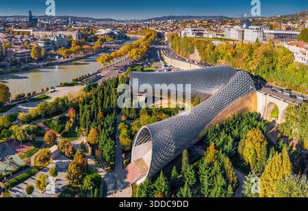 31. Oktober 2025, Tiflis, Georgien: Aus der Vogelperspektive von Tiflis mit dem Musiktheater und der Ausstellungshalle des Rhike Park und dem Fluss Kura im Herbst Stockfoto