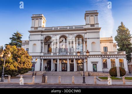 31. Oktober 2025, Tiflis, Georgien: Gebäude des georgischen Nationaltheaters unter hellblauem Himmel Stockfoto