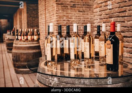 31. Oktober 2025, Tiflis Weinmuseum, Georgien: Verschiedene Weinflaschen, einschließlich Rot, Rose und weiß, mit Preisschildern versehen Stockfoto
