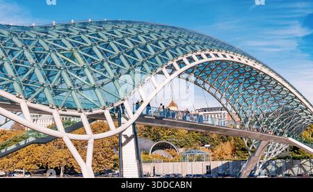 31. Oktober 2025, Tiflis, Georgien: Brücke des Friedens, ein ikonisches Fußgängergebäude, das altes und neues Tiflis verbindet Stockfoto