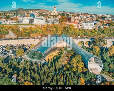 31. Oktober 2025, Tiflis, Georgien: Rike Park Konzerthalle mit Präsidentenpalast und Sameba Kathedrale im Hintergrund an einem Herbsttag Stockfoto