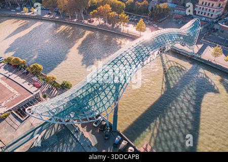31. Oktober 2025, Tiflis, Georgien: Ikonische Friedensbrücke mit modernem Glas- und Stahldesign über den Fluss Kura Stockfoto