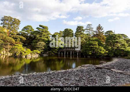 Kyoto, Japan, 2025-11-06. Der japanische Garten Oike-niwa des Kyoto Imperial Palace, oder Kyoto Gosho, befindet sich im Herzen des 63 Hektar großen Kyoto Stockfoto
