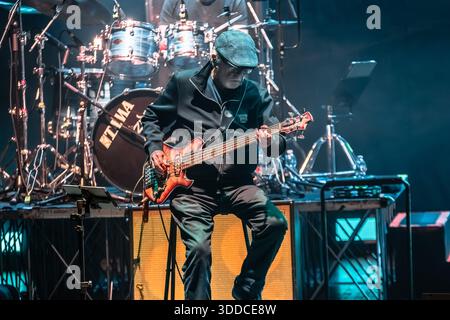 AUDITORIUM CONCILIAZIONE, ROM, Italien, 29. Dezember 2025, Patrick Djivas spielt den Bass während PFM - TOUR TEATRALE 'DOPPIA TRACCIA' - Musikkonzert Stockfoto