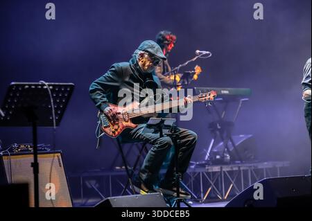 AUDITORIUM CONCILIAZIONE, ROM, Italien, 29. Dezember 2025, Patrick Djivas spielt den Bass während PFM - TOUR TEATRALE 'DOPPIA TRACCIA' - Musikkonzert Stockfoto