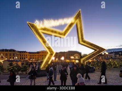 Wien: Weihnachtsmarkt Weihnachtsmarkt vor Schloss Schönbrunn 13. Hietzing, Wien, Österreich Stockfoto