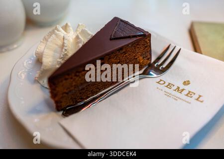 Wien, Österreich - 7. Dezember 2025: Traditioneller österreichischer Sacher Torte Kuchen im berühmten Demel Cafe in Wien Stockfoto