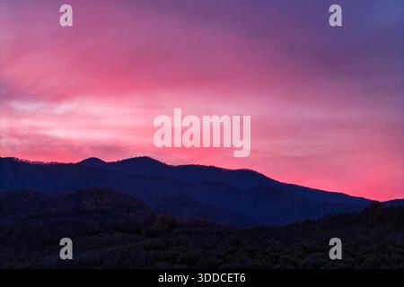 Kerkini, Nordgriechenland – leuchtende Farben bei Sonnenuntergang umrahmen die Silhouetten der Berge und erfassen die natürliche Schönheit, Gelassenheit und stimmungsvolle Tiefe Stockfoto