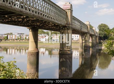 London, Großbritannien - 16. Juni 2025 - wunderschöner Blick auf die Kew Railway Bridge oder Lattice Trägerbrücke (Strand-on-the-Green Railway Bridge) über die Themse Stockfoto
