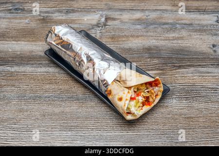 Rindfleisch-Shawarma serviert mit Tabbouleh-Salat, karamelisierten Zwiebeln und Granatapfelsauce. Stockfoto