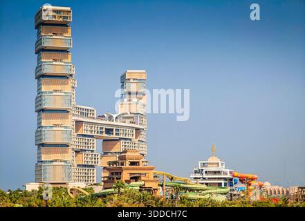 12 30 2025: Dubai, Vereinigte Arabische Emirate. Atlantis The Royal - Luxusresort in der Ferne auf Palm Jumeirah, Dubai Stockfoto