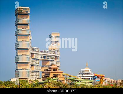 12 30 2025: Dubai, Vereinigte Arabische Emirate. Atlantis The Royal - Luxusresort in der Ferne auf Palm Jumeirah, Dubai Stockfoto